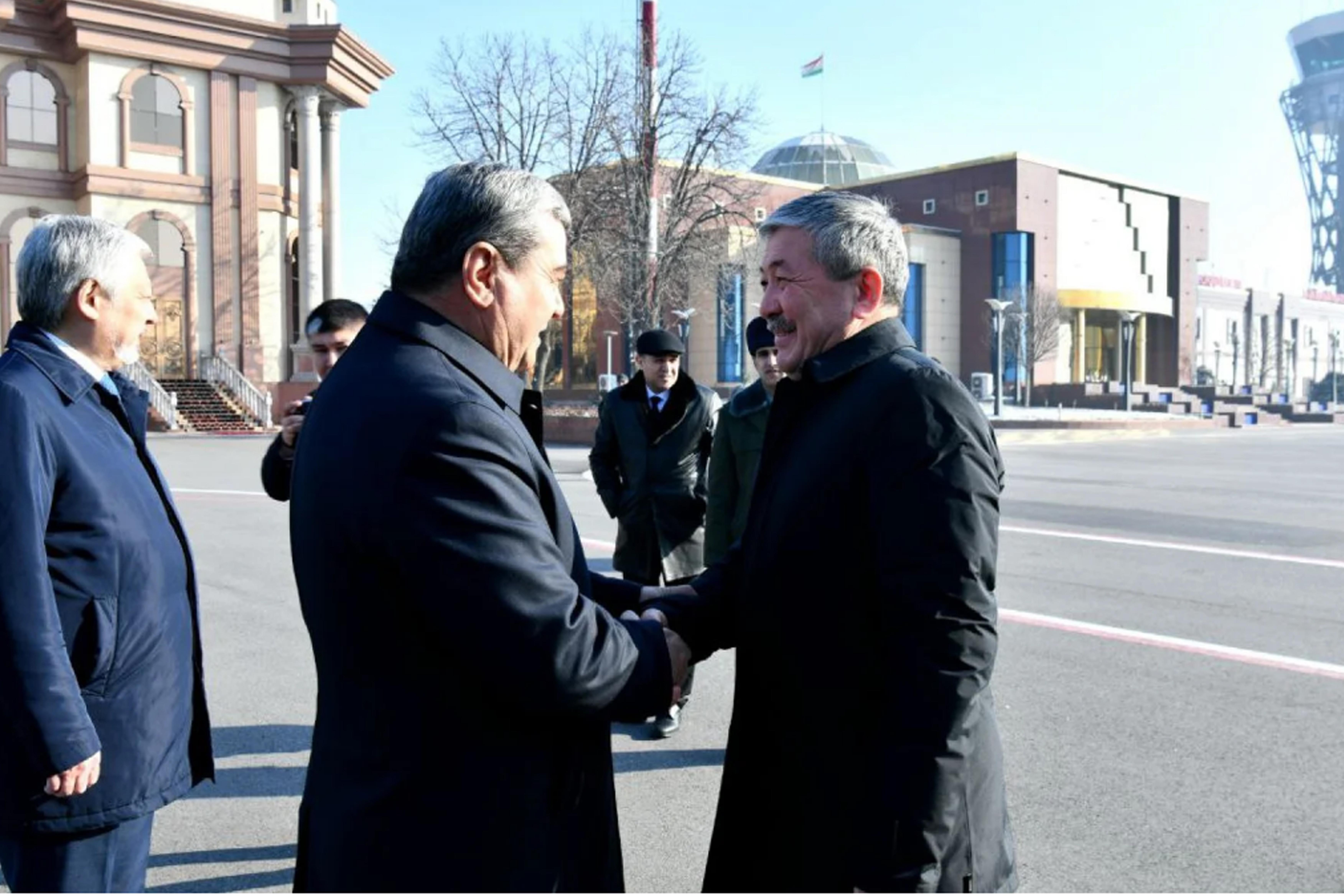 Минкаб төрагасы Адылбек Касымалиев Тажикстанга иш сапары менен барды