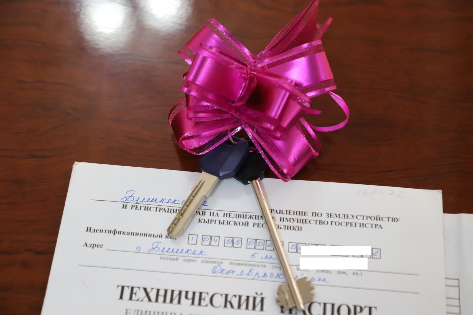 Камчыбек Ташиев 3 баланы жалгыз тарбиялап жаткан майыптыгы бар келинге үй белек кылды