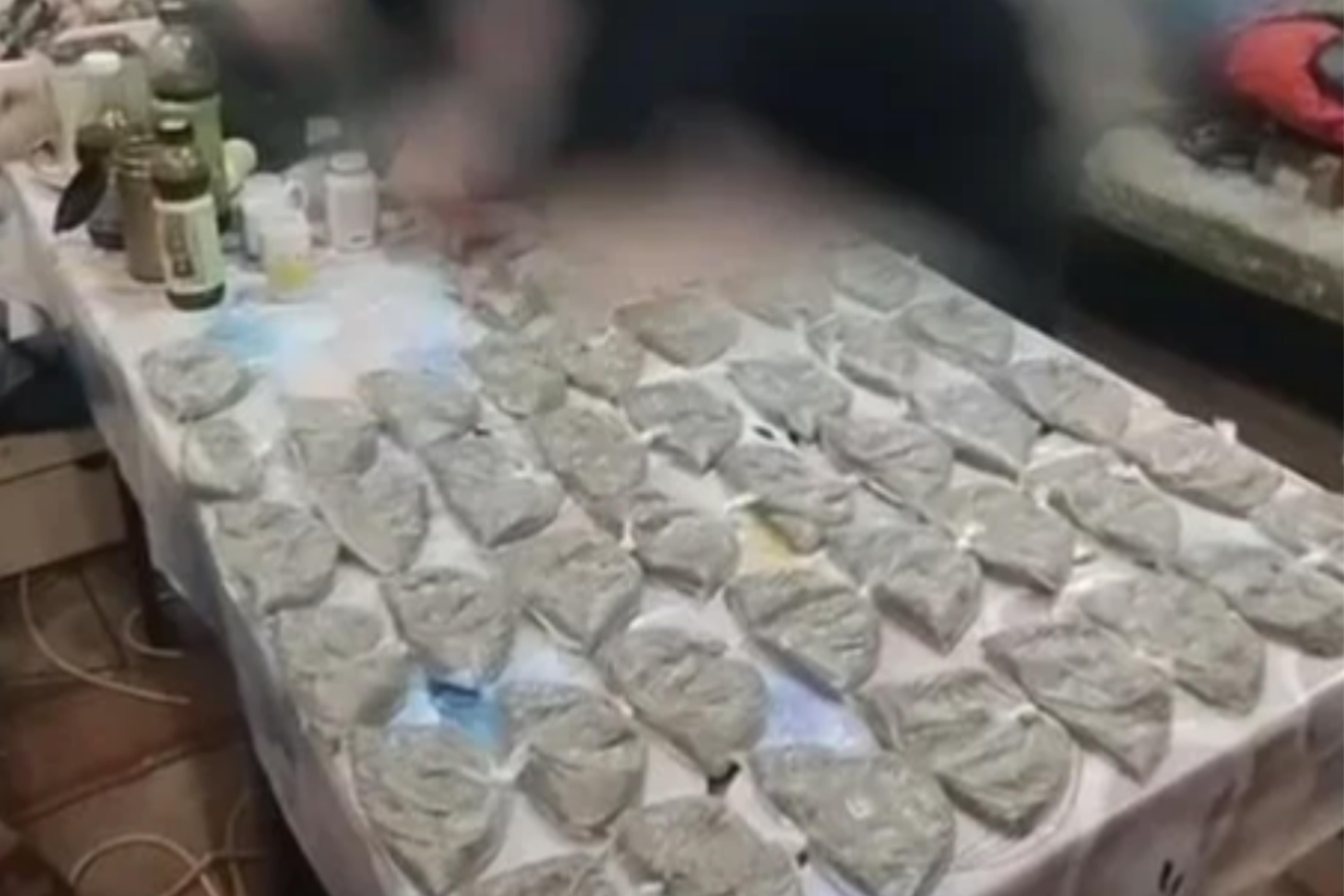 Бишкектеги үйлөрдүн бири тинтилип, дээрлик 6 кг марихуана табылды