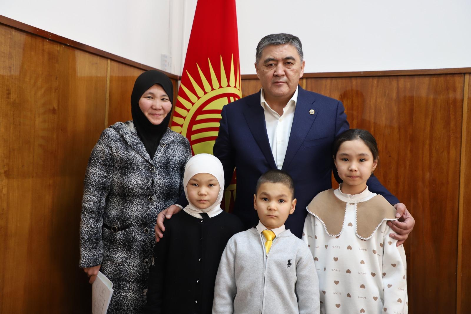 Камчыбек Ташиев 3 баланы жалгыз тарбиялап жаткан майыптыгы бар келинге үй белек кылды