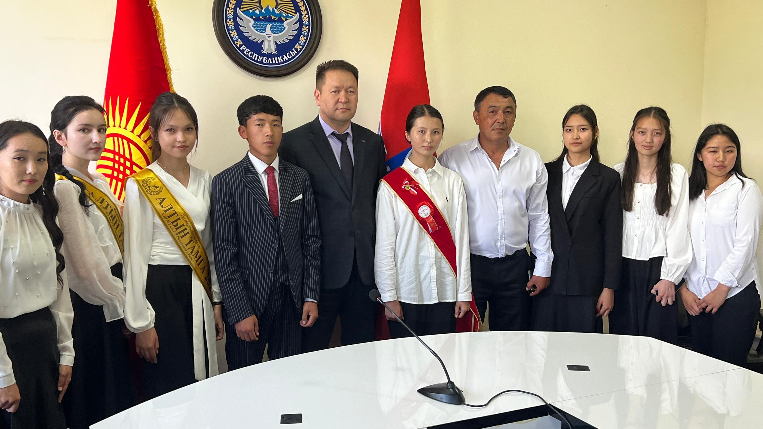 &ldquo;Альянс Алтын&rdquo; алдыңкы мектеп бүтүрүүчүлөрүнө ноутбук белек кылды (Сүрөт)