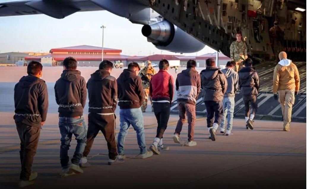 АКШ депортациялоого макул болгон мигранттарга 1000 доллар төлөйт