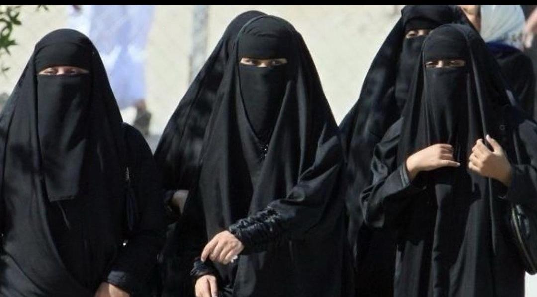 В Кыргызстане предложили штрафовать за ношение паранджи и объемной бороды