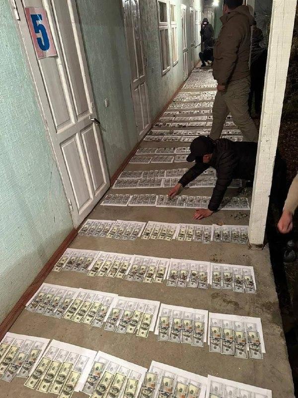 &nbsp;200 миң доллар пара менен кармалган губернатордун кеңешчиси эки айга камалды