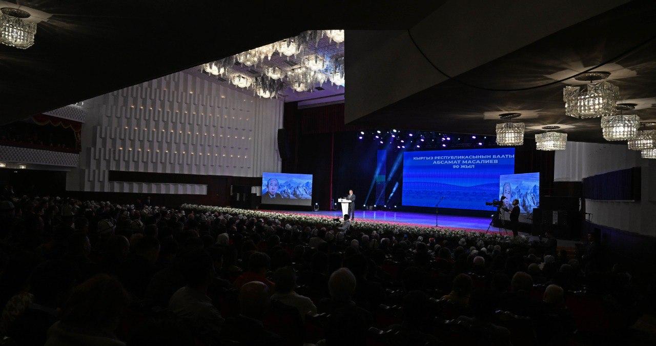 &nbsp;Садыр Жапаров Абсамат Масалиевдин 90 жылдык мааракесине катышты