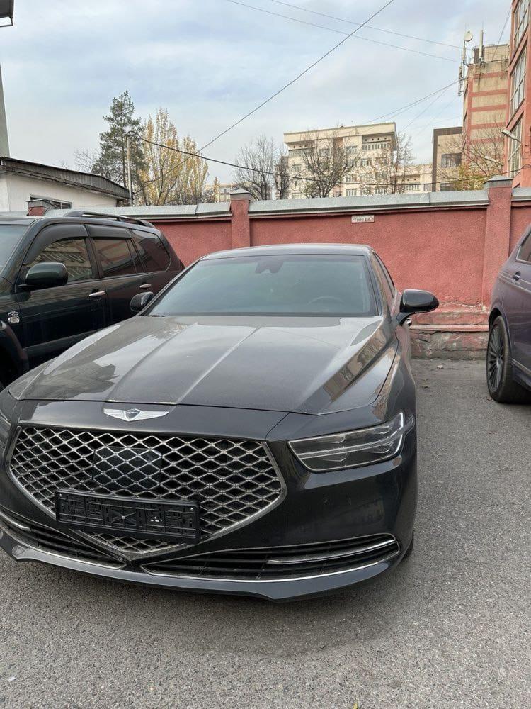 Ким алат? Камчы Көлбаевге таандык авто унаалар сатыкка коюлду