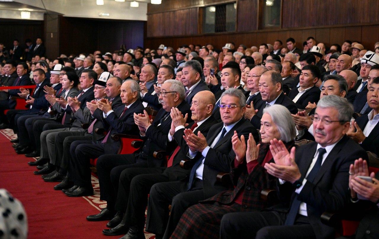 &nbsp;Садыр Жапаров Абсамат Масалиевдин 90 жылдык мааракесине катышты