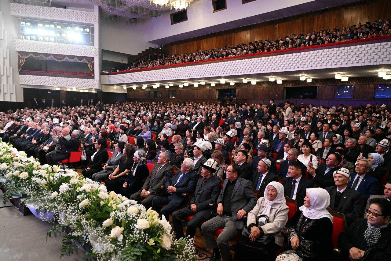 &nbsp;Садыр Жапаров Абсамат Масалиевдин 90 жылдык мааракесине катышты