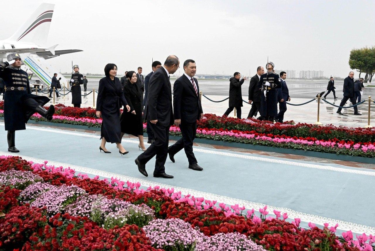 Президент Садыр Жапаров иш сапары менен Ташкентке барды (сүрөт)