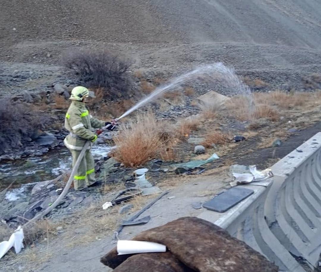 На автодороге Бишкек-Ош в результате ДТП в реку Кара-Балта вылилось 20 тонн бензина