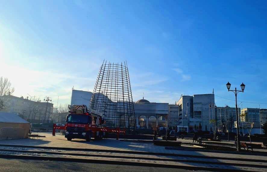 Бишкекте жаңы жылдык балаты орнотулууда