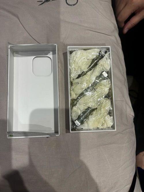 Ошто 60 айфондун коробкасына телефондун ордуна буроолорду салып, алдап кеткендер кармалды