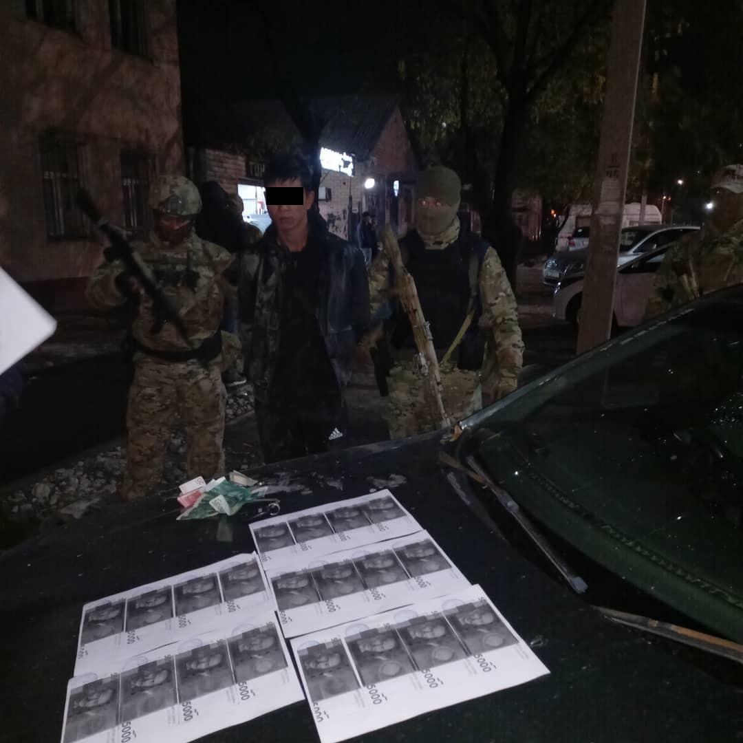 &nbsp;Камчы Көлбаевдин уюшкан кылмыштуу тобунун 29 жаштагы мүчөсү кармалды (сүрөт)