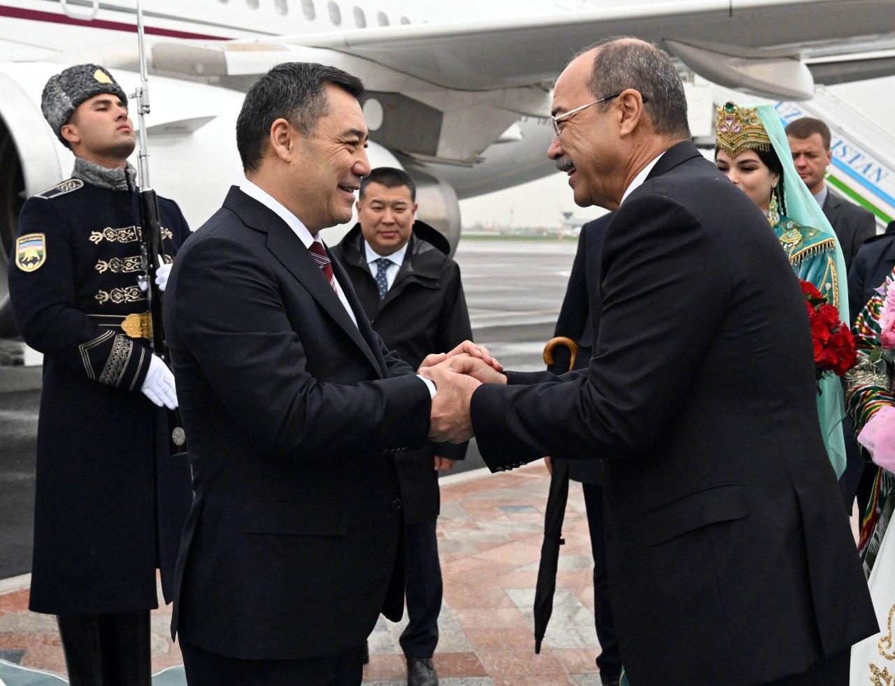 Президент Садыр Жапаров иш сапары менен Ташкентке барды (сүрөт)
