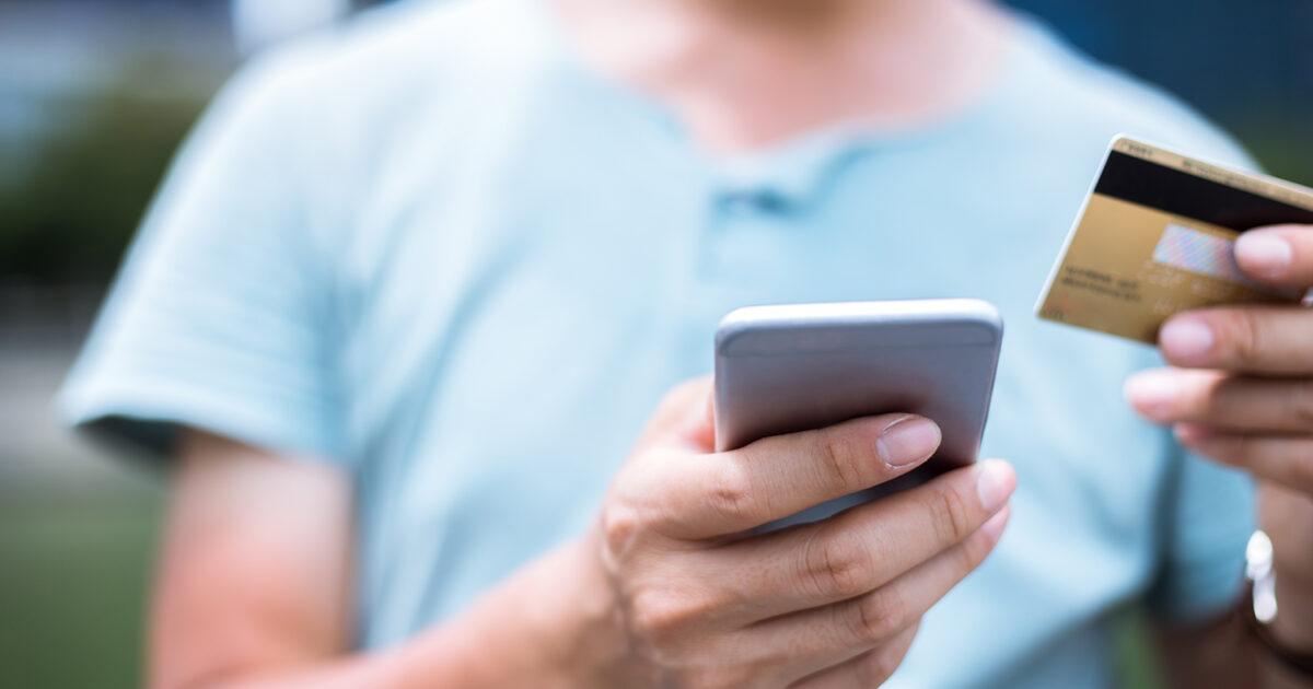 Сом менен онлайн акча которууда комиссия алуу токтойт