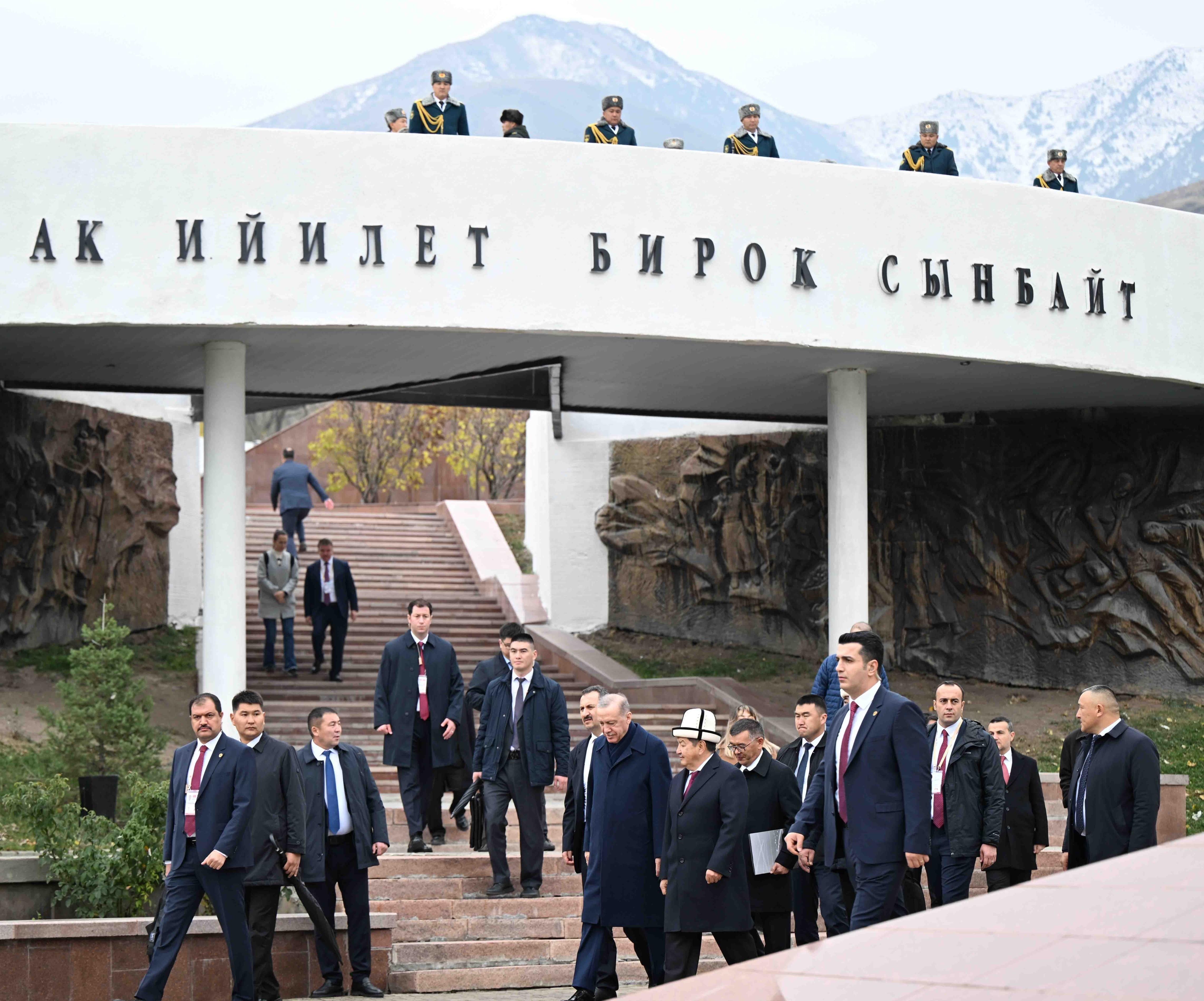 Акылбек Жапаров менен Түркиянын президенти Режеп Тайип Эрдоган менен &ldquo;Ата-Бейит&rdquo; тарыхый-мемориалдык комплексине барды