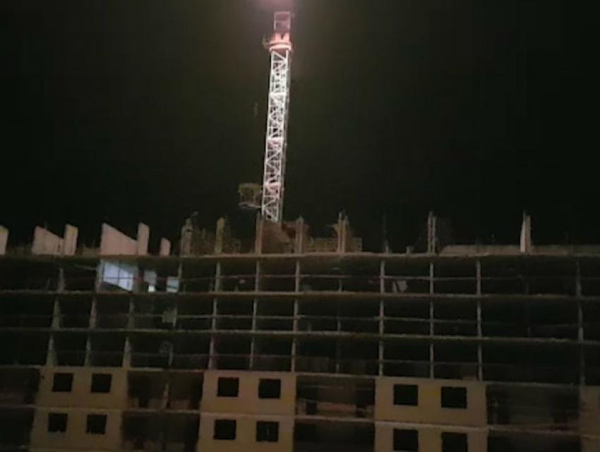 Бишкекте 18 жаштагы жигит жаңы салынып жаткан үйдөн кулап каза болду