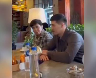 Бивол Кыргызстандын бокс боюнча башкы машыктыруучусу Данияр Төлөгөн уулуна акчалай сыйлык тапшырды