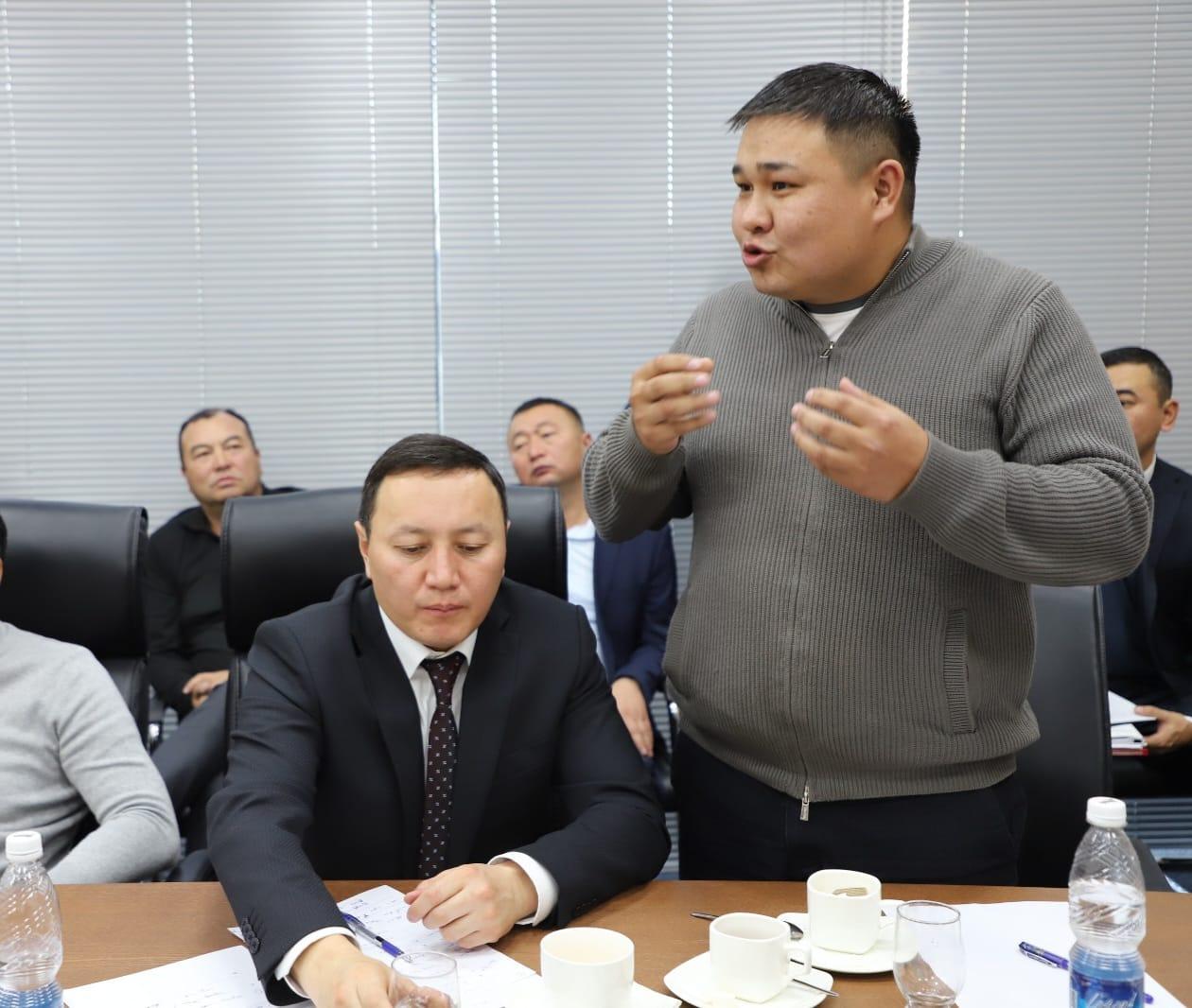 Камчыбек Ташиев &ldquo;кемпир-абадчылар&rdquo; менен жолугушуу өткөрдү