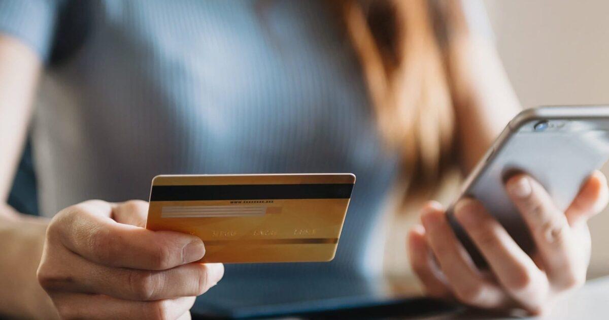 Бүгүндөн тарта сом менен онлайн акча которууда комиссия алуу токтоду