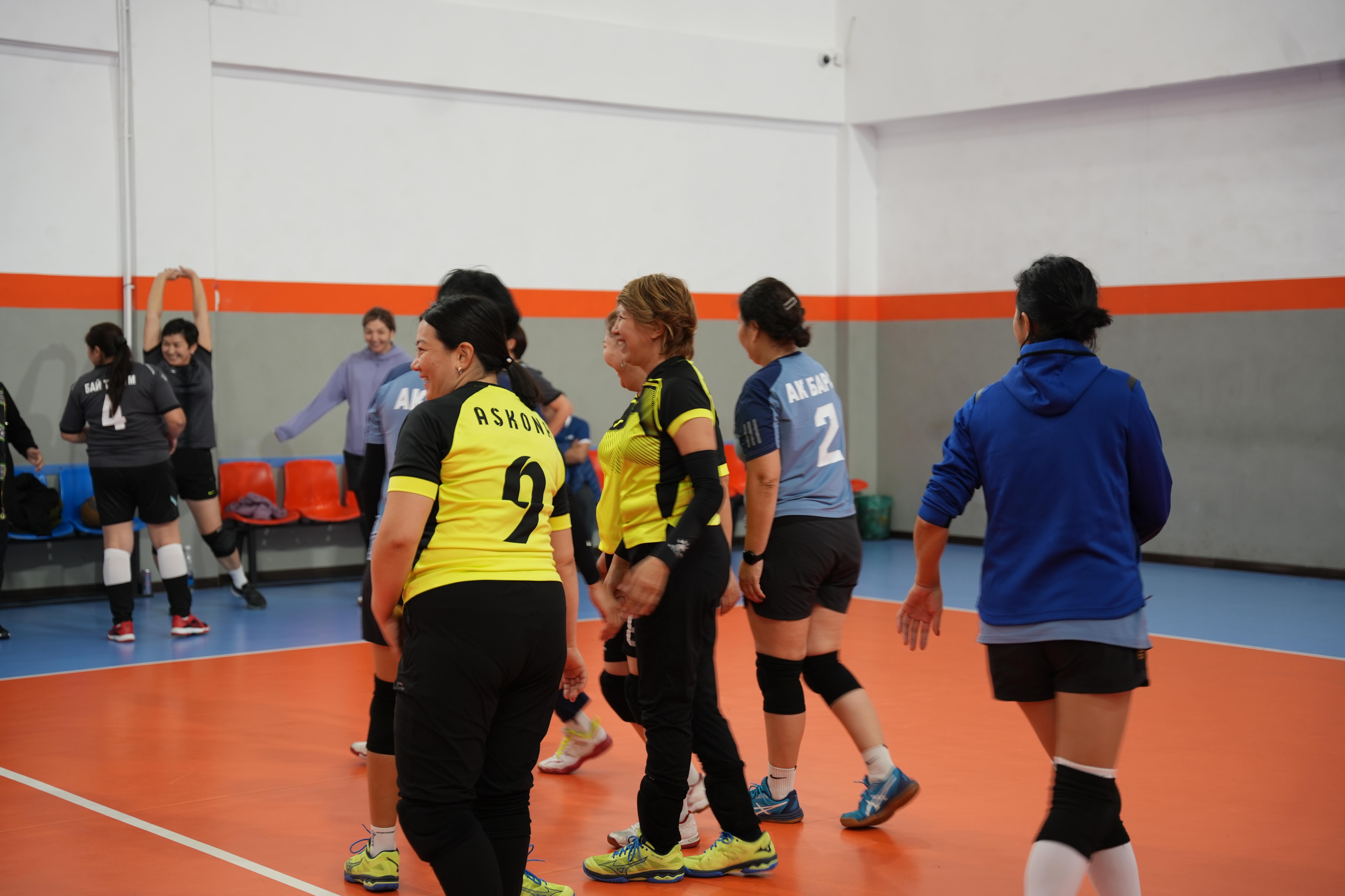 Кыз-келиндер арасындагы мелдеш. Волейбол ойногон айымдар. (Видео)