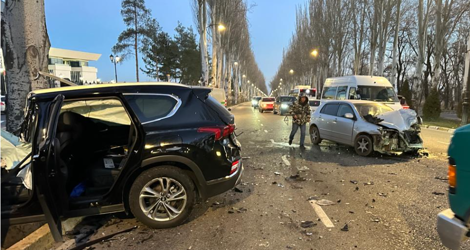 Бишкекте эки жеңил унаа кагылышып, айдоочулар ооруканага түштү