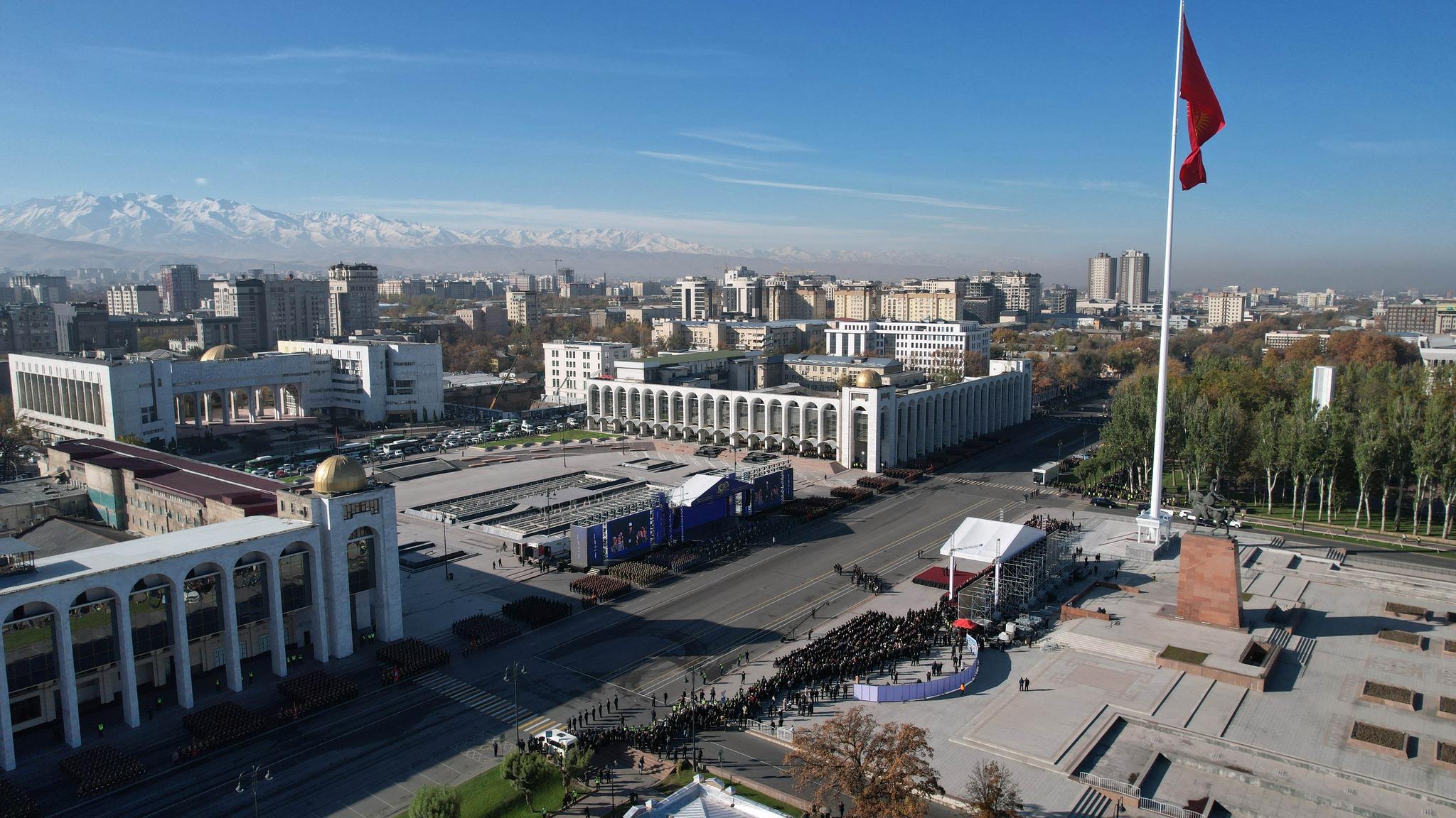  Садыр Жапаров ИИМдин кызматкерлерин кыргыз милициясынын 100 жылдыгы менен куттуктады