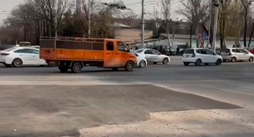 Бишкекте жарылган жер алдындагы жылуулук түтүгү оңдолуп, бузулган жолго асфальт төшөлдү