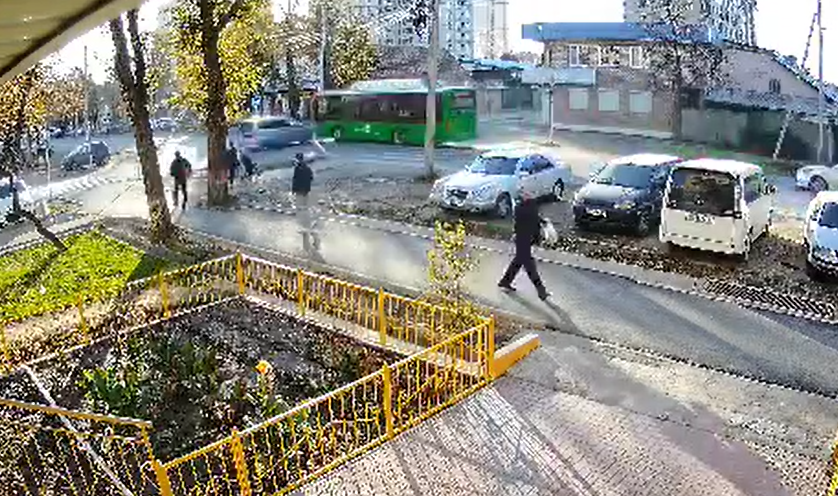 Бишкекте автобус менен жеңил унаанын катышуусунда жол кырсык болду