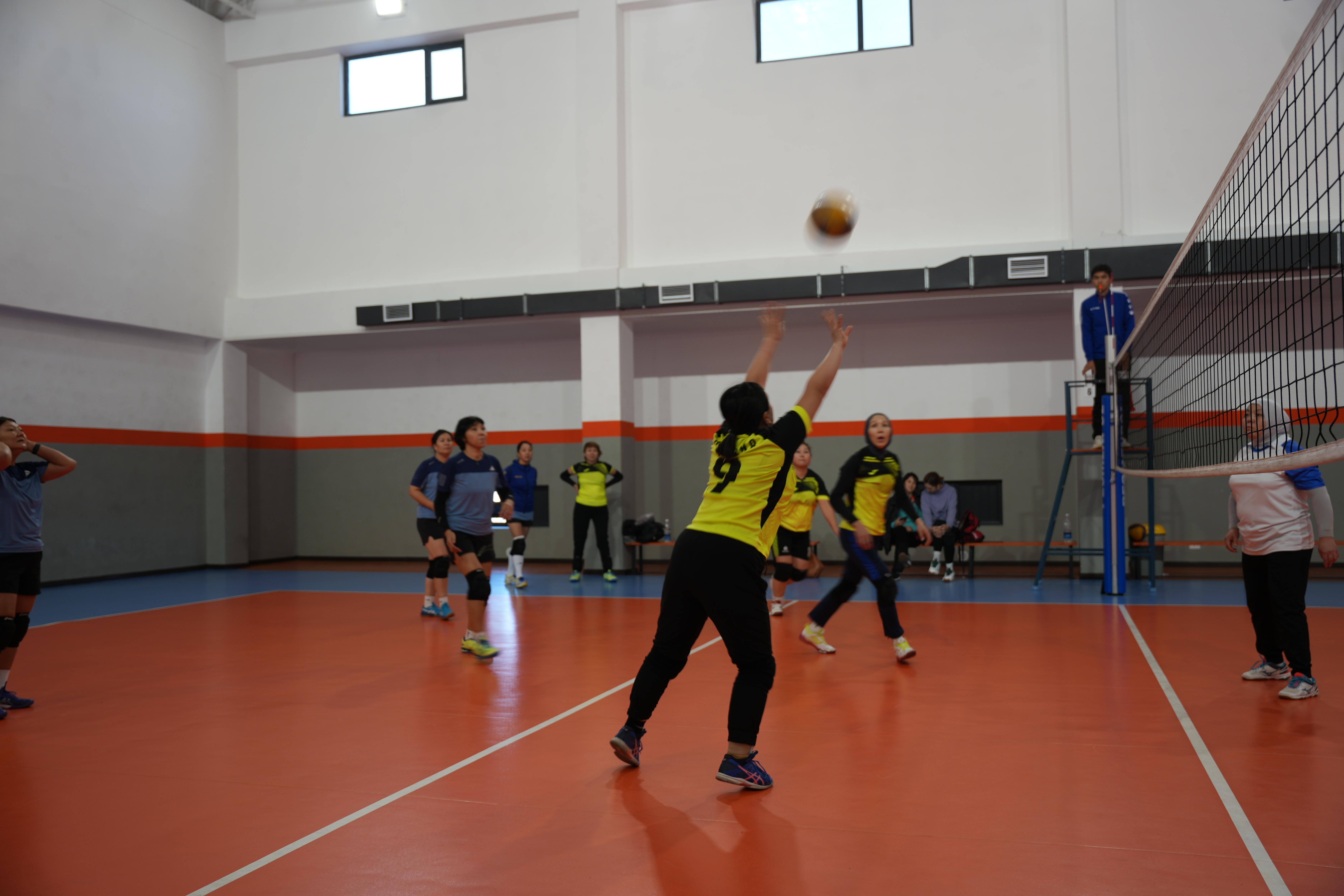 Кыз-келиндер арасындагы мелдеш. Волейбол ойногон айымдар. (Видео)