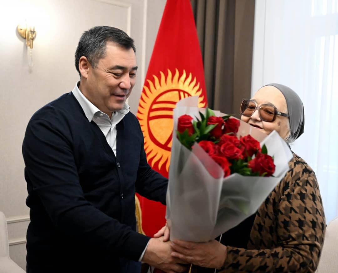 Садыр Жапаров вручил дочери Исхака Раззакова кыргызский паспорт и подарил ей квартиру в Бишкеке