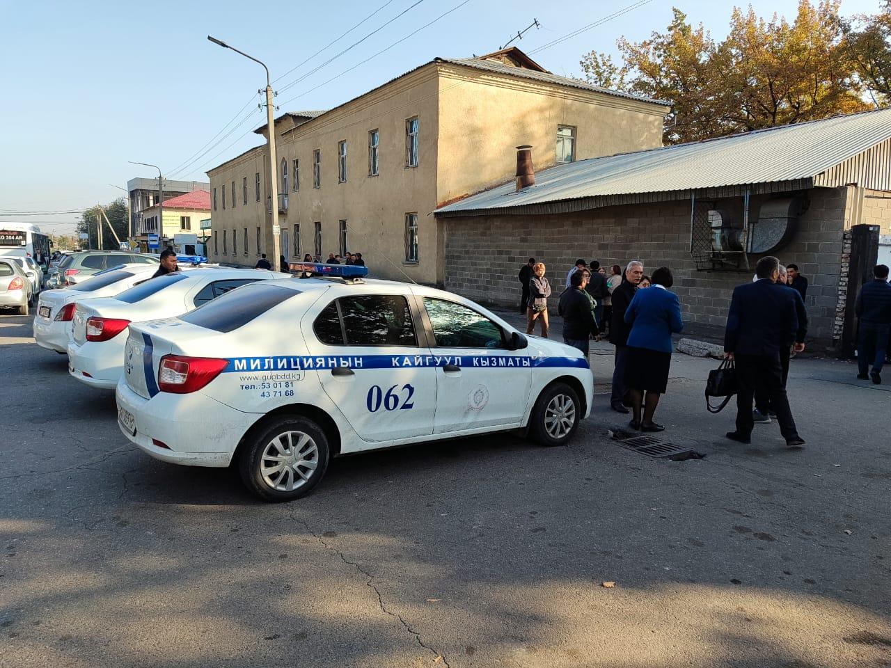 Жогорку сот, Ленин райондук соту жана Санарипти өнүктүрүү министрлигинин имараттарына бомба коюлганы кабарланды (видео)