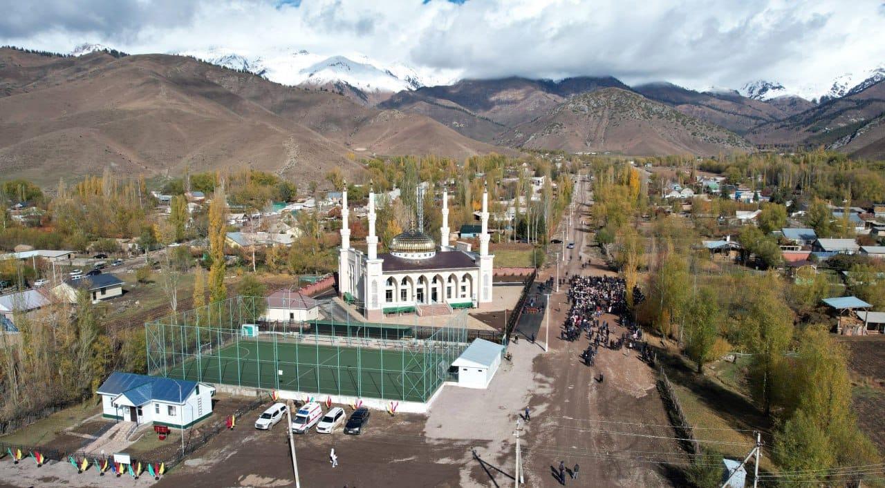 Садыр Жапаров атасы Мусталый уулу Нургожо ажынын аты берилген мечитти ачты