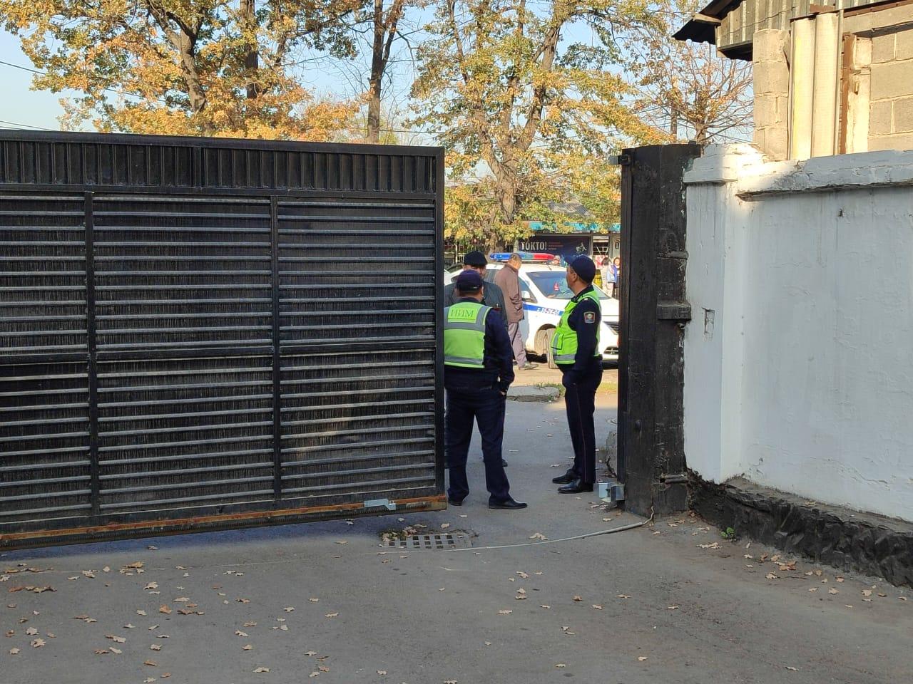 Жогорку сот, Ленин райондук соту жана Санарипти өнүктүрүү министрлигинин имараттарына бомба коюлганы кабарланды (видео)
