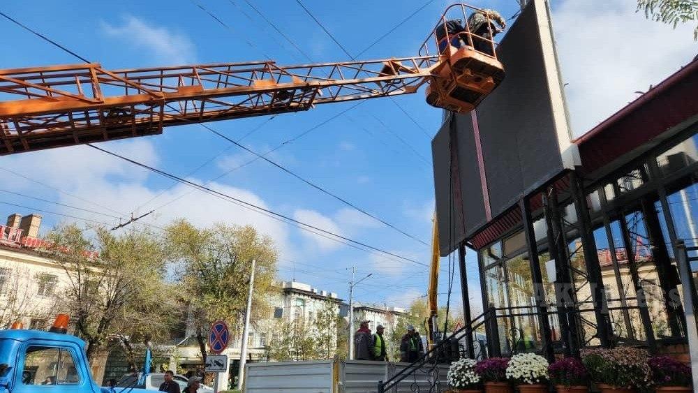 В центре Бишкека сносят &nbsp;пристройку кафе &nbsp;"Ожак кебаб"