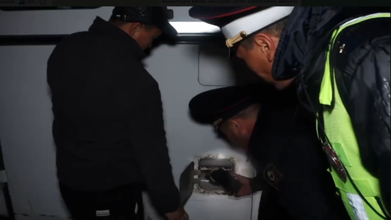 Казакстандан Кыргызстанга мыйзамсыз жол менен күйүүчү май ташыган үч автобустун айдоочусу кармалды