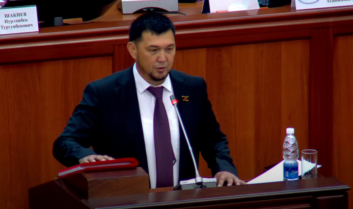 Жогорку Кеңештин жыйынында жаңы&nbsp; депутат Алтынбек Кылычбаев ант берди