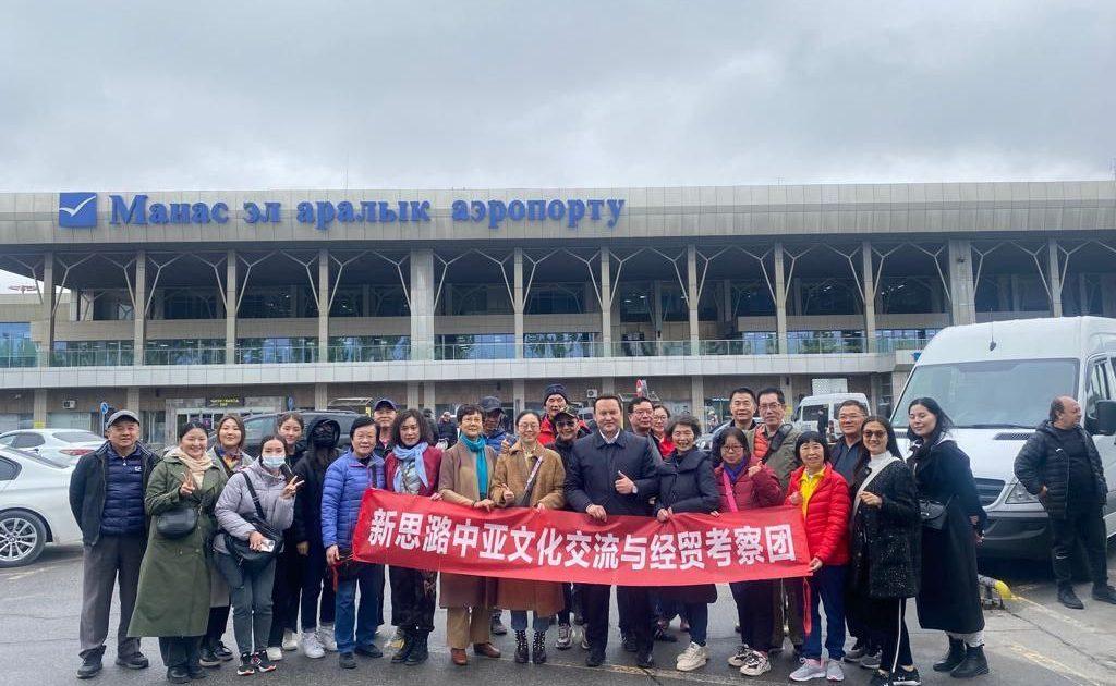 Кыргызстан Кытайдан келе турган туристтик топтор үчүн визасыз режим киргизди