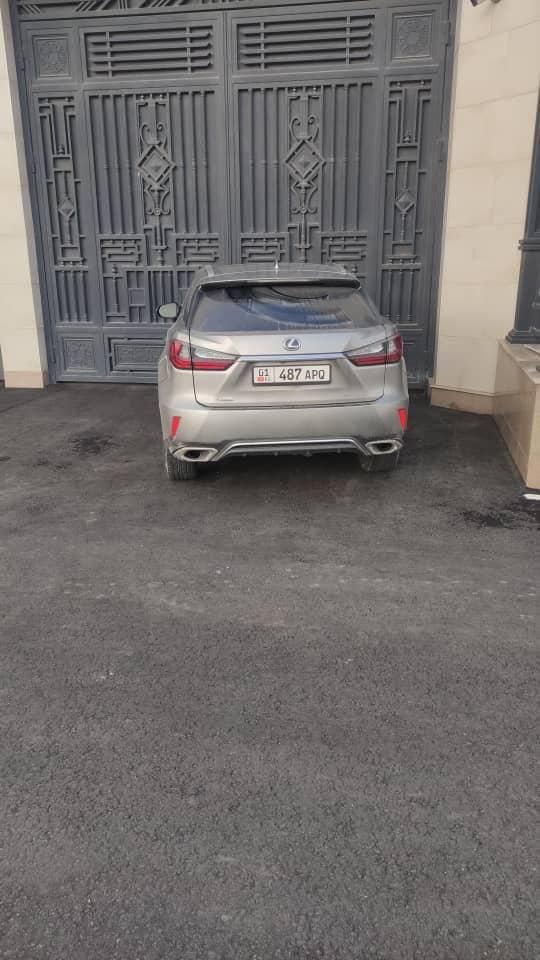 Мать Даниэля Ажиева врезалась в&nbsp;ворота нового "Белого дома" (Ынтымак-Ордо) 