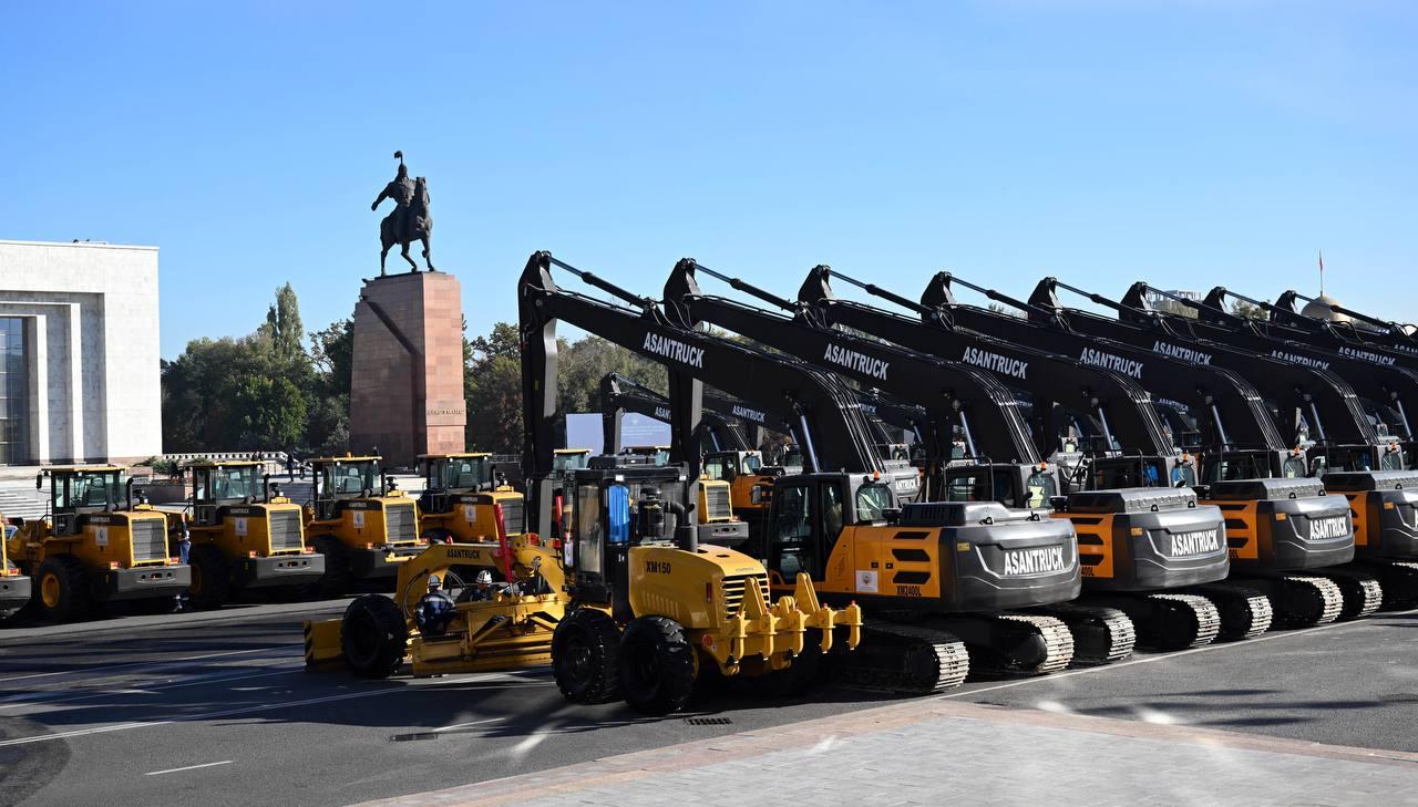 Аянтта тизилген техникалар. "Ала-Тоо" аянтында айыл чарба көргөзмөсү өтүп жатат (Сүрөт)