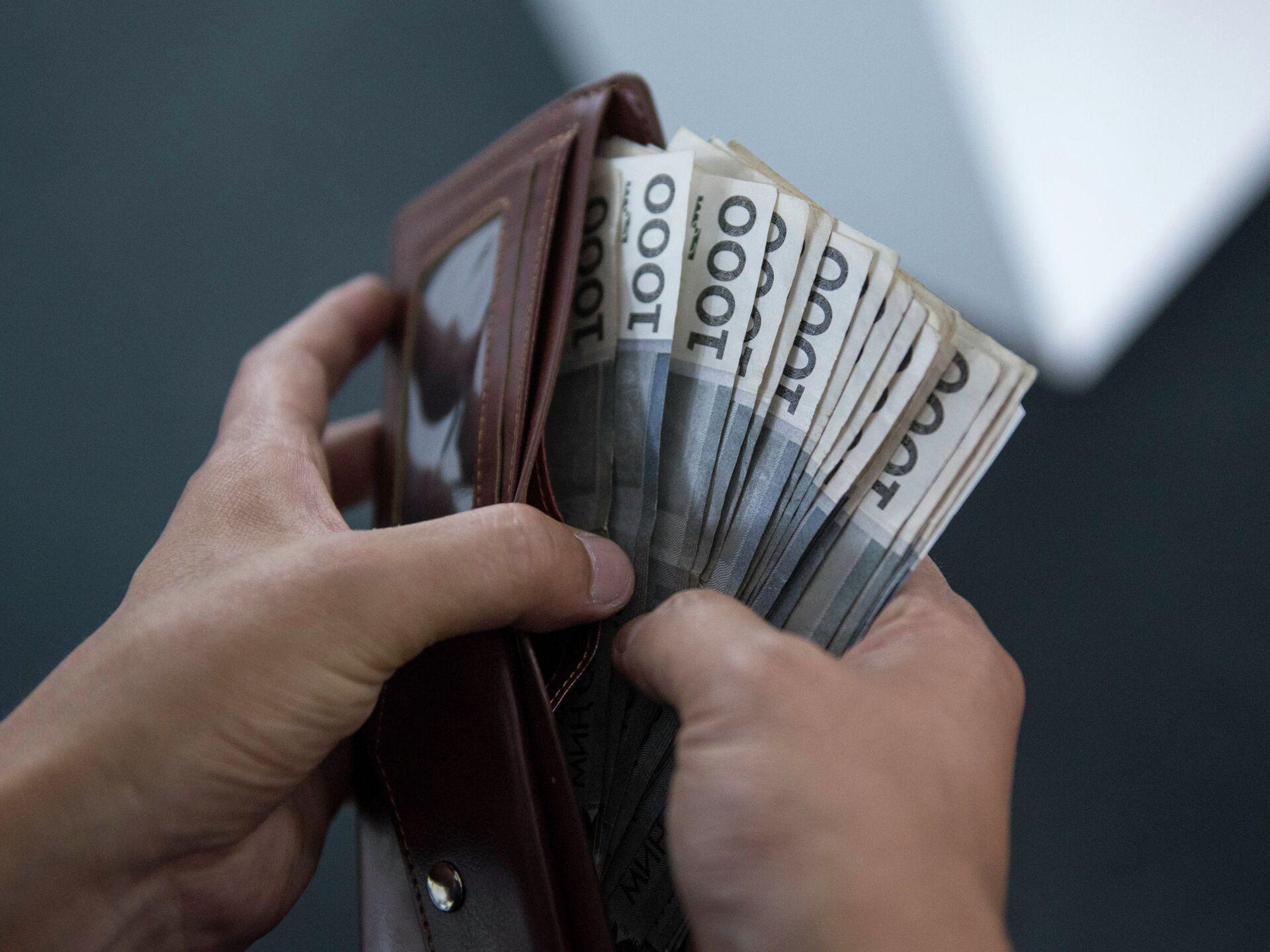 1-октябрдан тарта жумуш берүүчүлөр айлык маянаны накталай эмес төлөйт