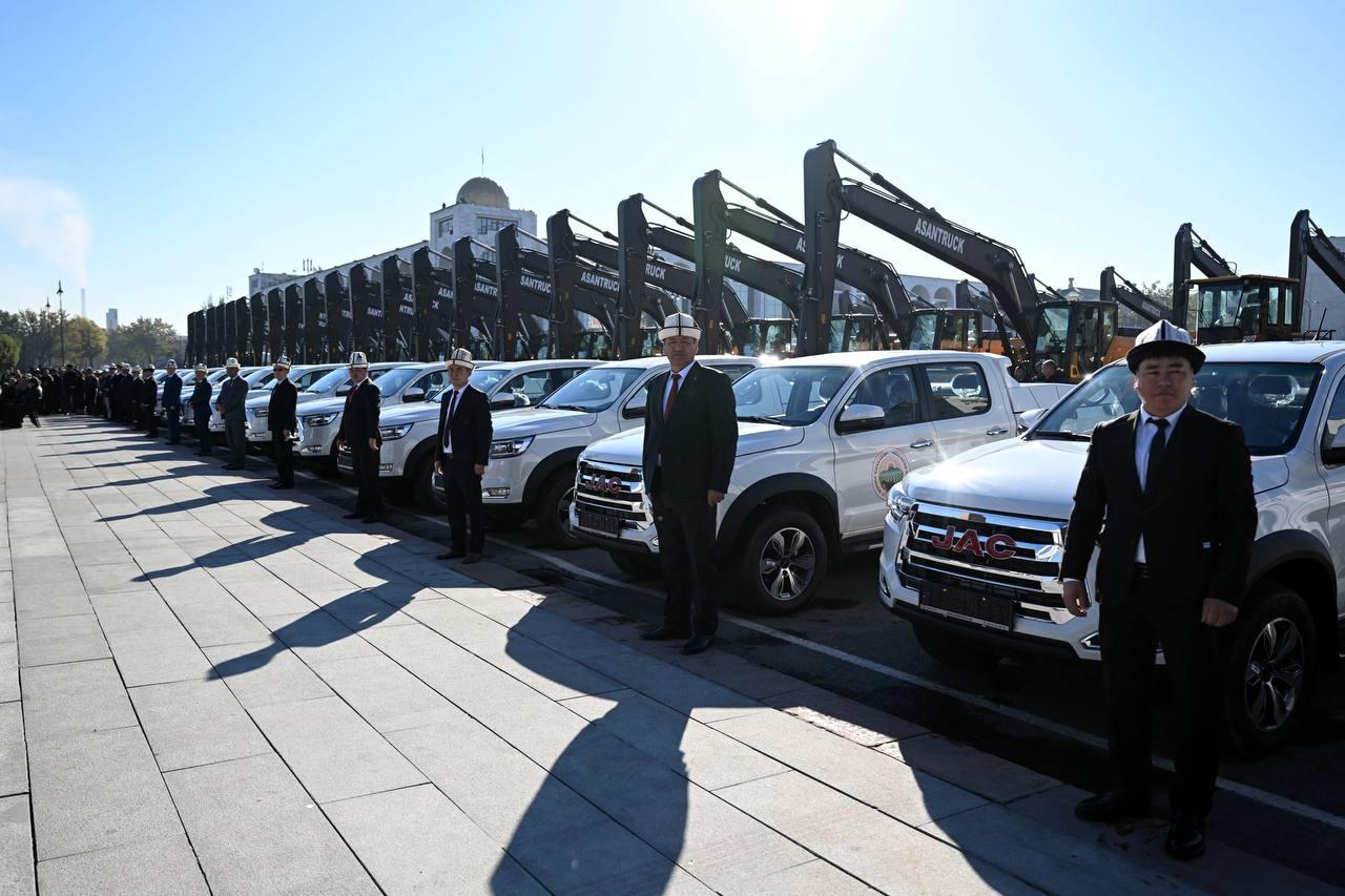 Аянтта тизилген техникалар. "Ала-Тоо" аянтында айыл чарба көргөзмөсү өтүп жатат (Сүрөт)