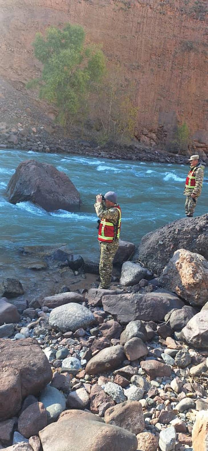 Садыр Жапаров Жумгал районунда дайынсыз болуп жаткан ата-баланы издөө иштерин күчөтүүнү тапшырды