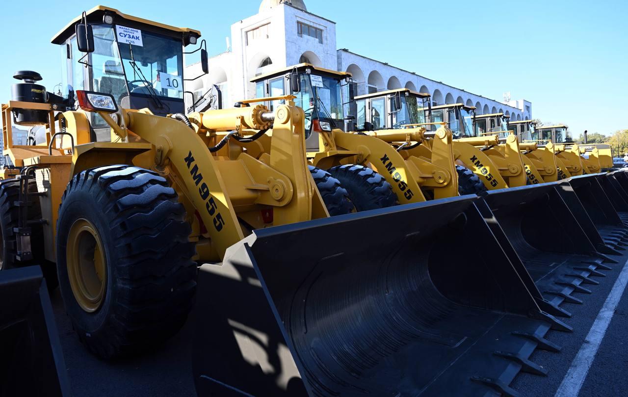 Аянтта тизилген техникалар. "Ала-Тоо" аянтында айыл чарба көргөзмөсү өтүп жатат (Сүрөт)