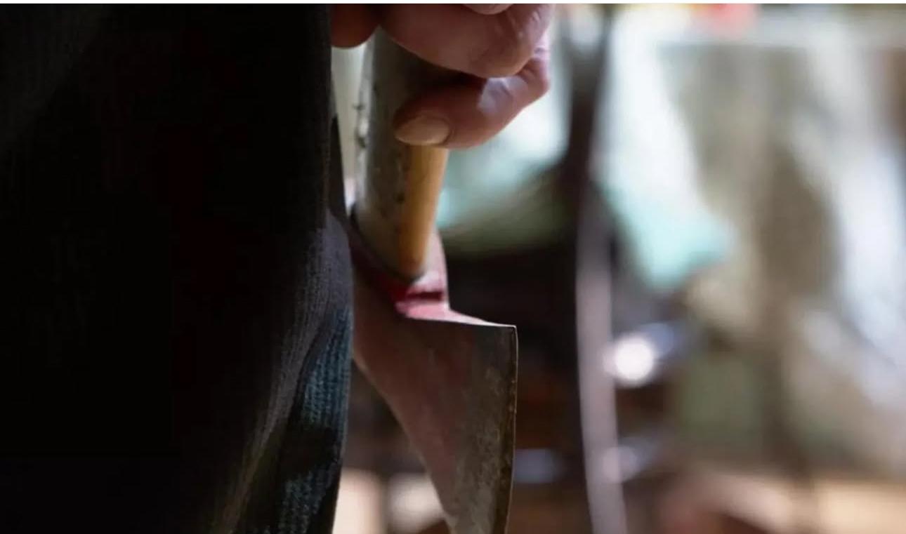 Өзгөндө 24 жаштагы жигит 4 балалуу келинди балталап салды&nbsp;