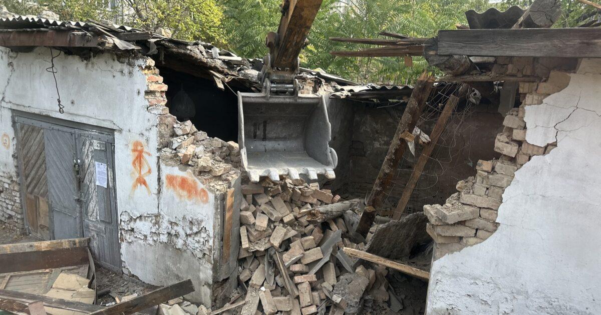 Бишкекте уруксатсыз курулган гараж буздурулду