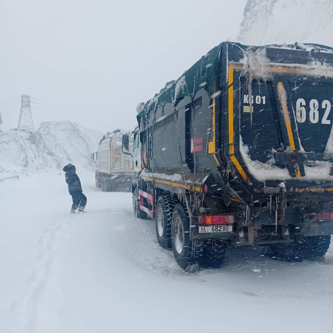 Тоннелде калган он унаа чыгарылды
