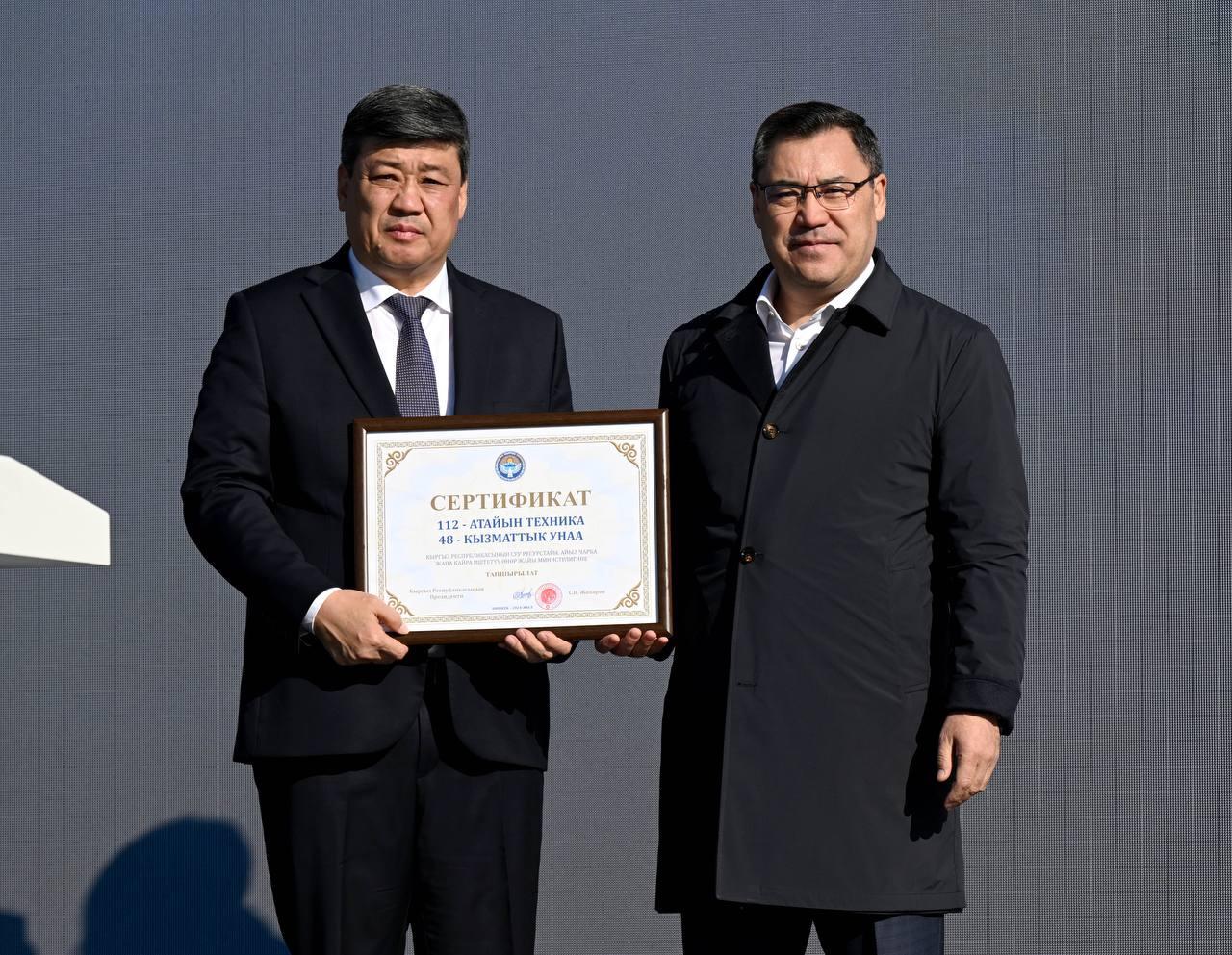 Аянтта тизилген техникалар. "Ала-Тоо" аянтында айыл чарба көргөзмөсү өтүп жатат (Сүрөт)