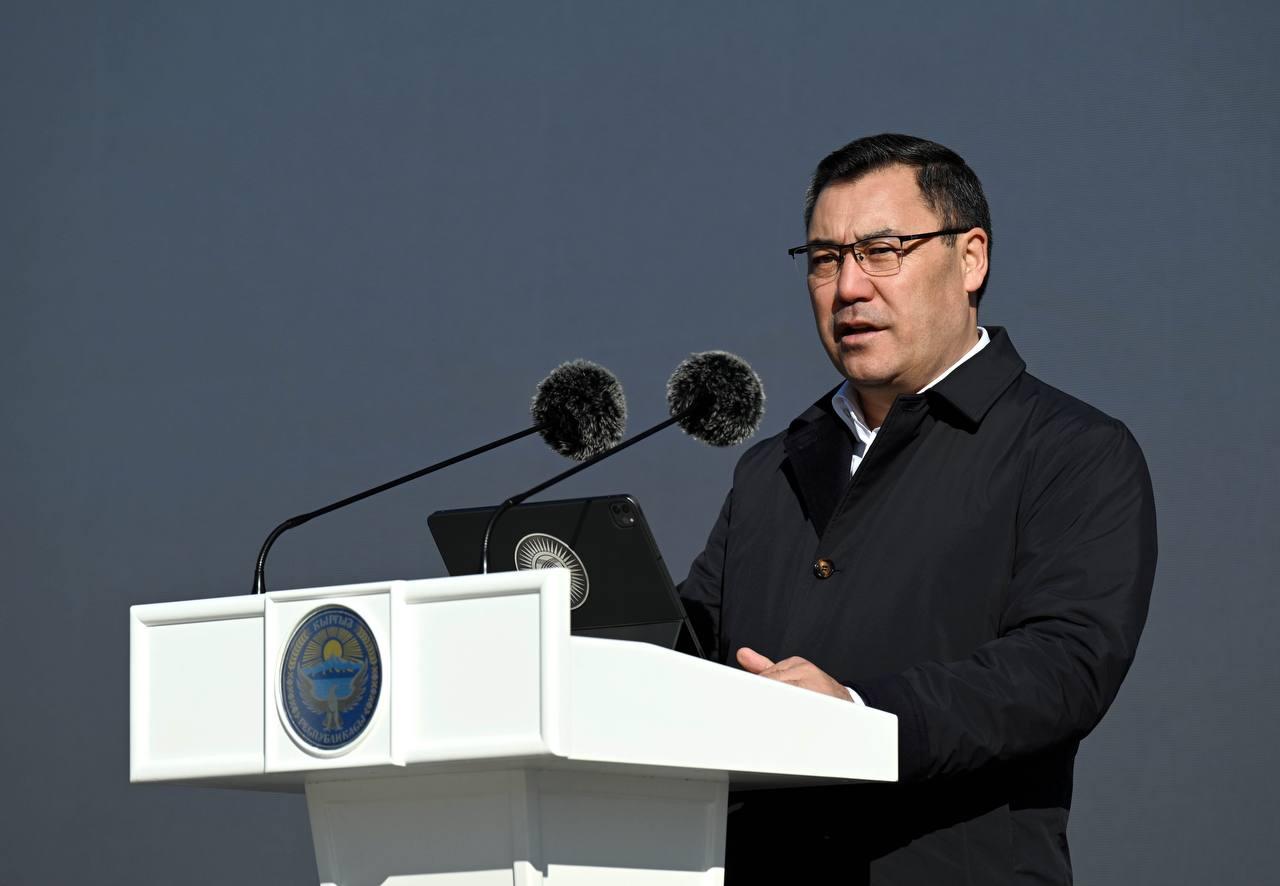 Аянтта тизилген техникалар. "Ала-Тоо" аянтында айыл чарба көргөзмөсү өтүп жатат (Сүрөт)