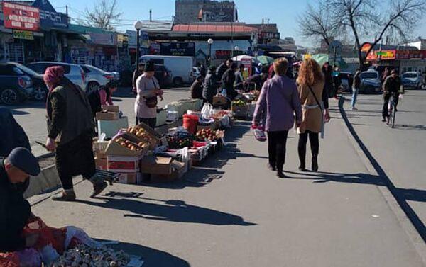 Бишкекте көчөдө мыйзамсыз соода кылгандарга рейд жүрөт